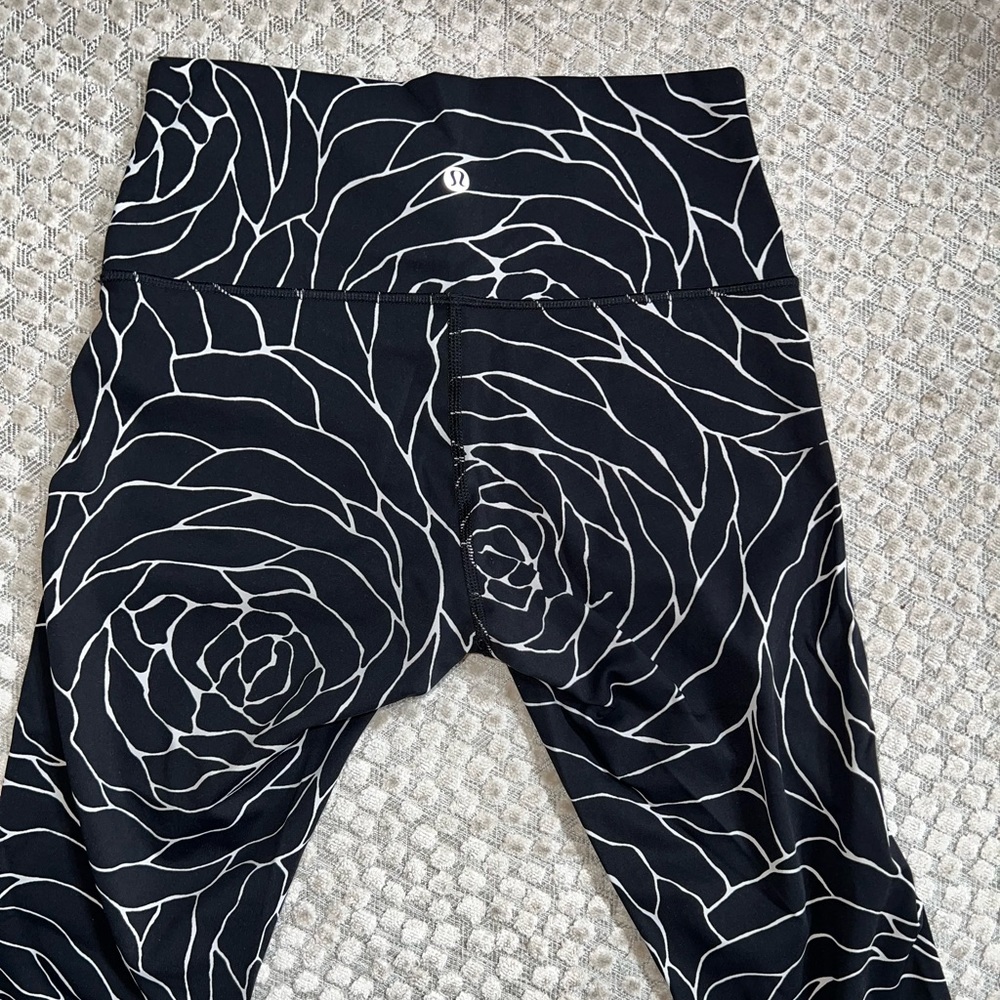 Lululemon size 6 High rise crop leggings black/white—CROSS LISTED